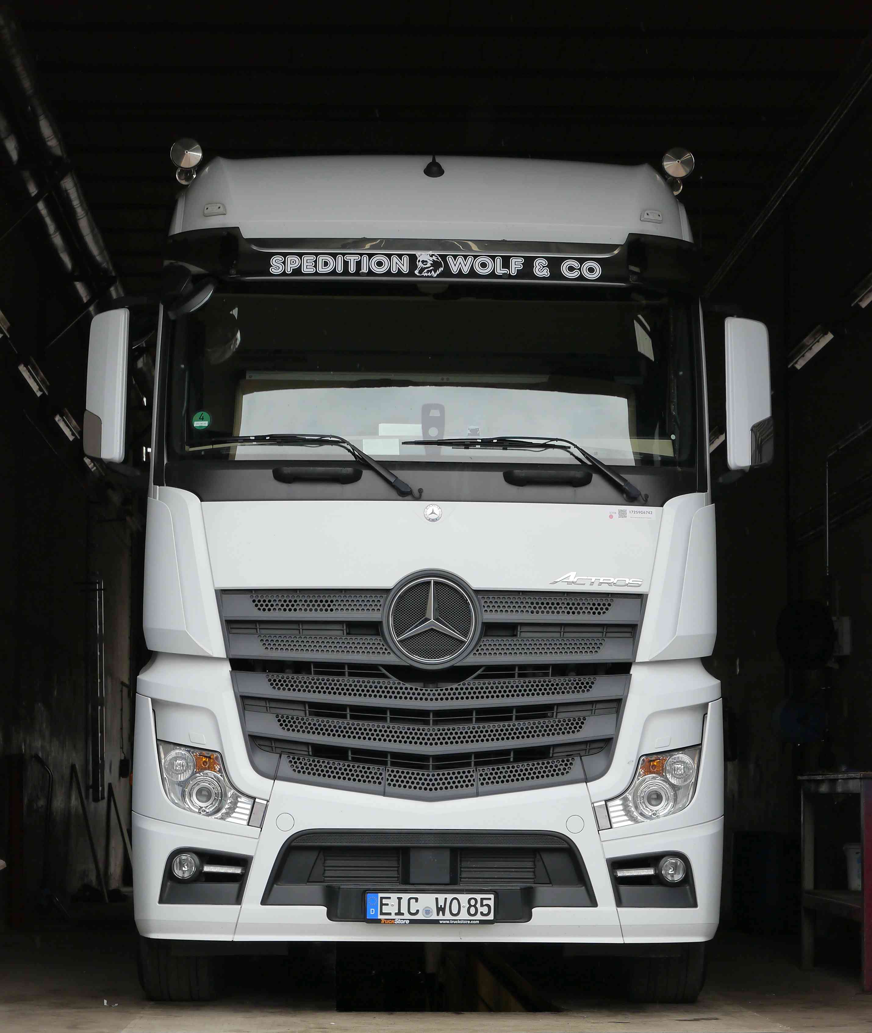 Sattelzug Mercedes auf der Prüfgrube